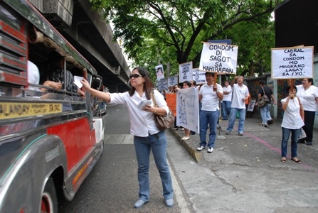 Catholics distribute flyers on the ill effects of the then RH bill in 2014. One of the bill’s provisions is to fund the distribution of contraceptives and population control devices to the public.