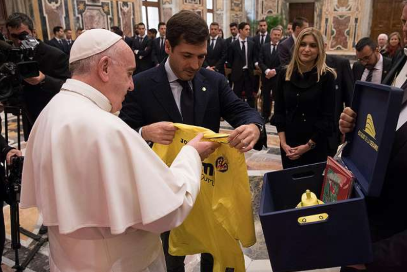 Gratitude is central, Pope Francis tells Spanish footballers
