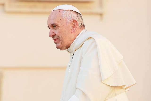 Money doesn’t make you rich – loving others does, Pope says