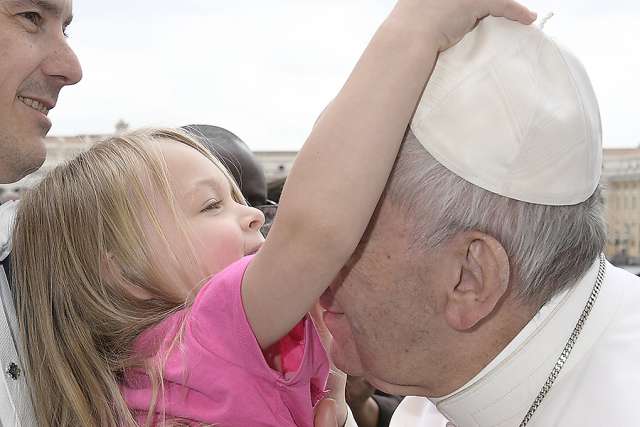 Watch this little girl steal Pope Francis’ hat