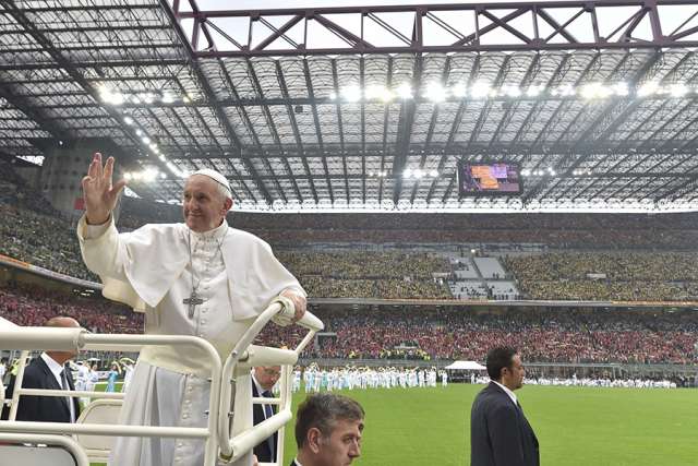In Milan, Pope makes youth promise to never be a bully