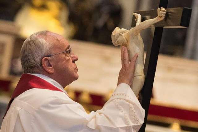 The Cross is more than jewelry – it’s a call to love, Pope Francis says