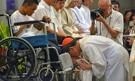 Cardinal Tagle to wash feet of drug surrenders, police