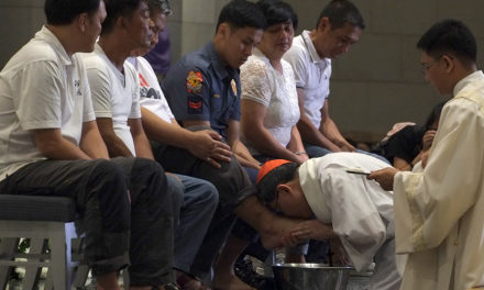 Cardinal Tagle marks Holy Thursday by washing feet of former drug addicts