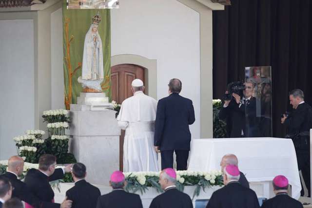 Let’s be guided by Mary’s Immaculate Heart, Pope says in Fatima