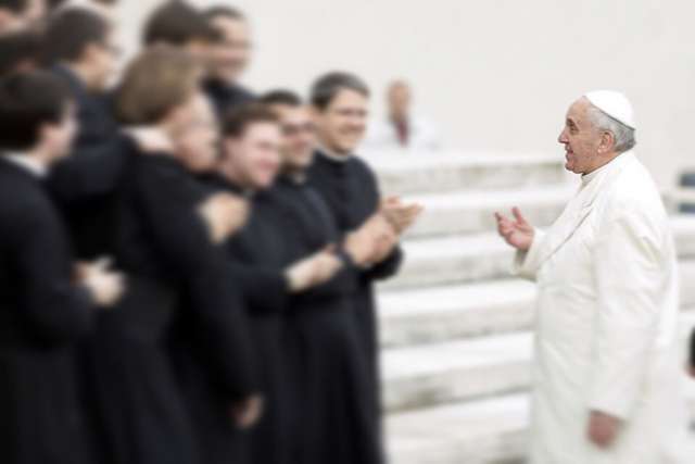 Pope to seminarians: Let Mary help you fall in love with Jesus