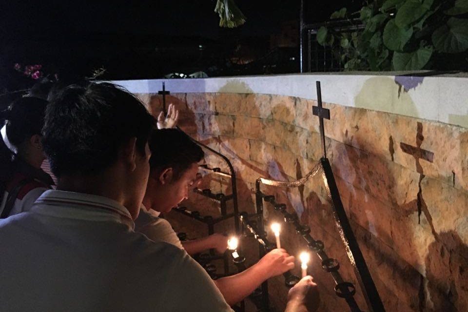 ‘Stranded’ youth pray for Marawi