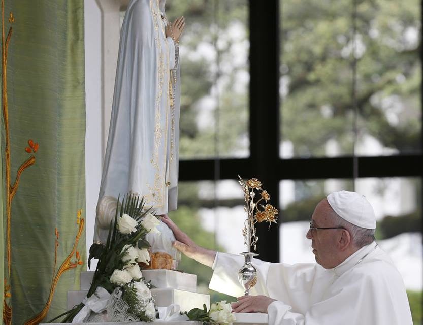 Pope entrusts to Mary victims of disasters, conflict, social tension
