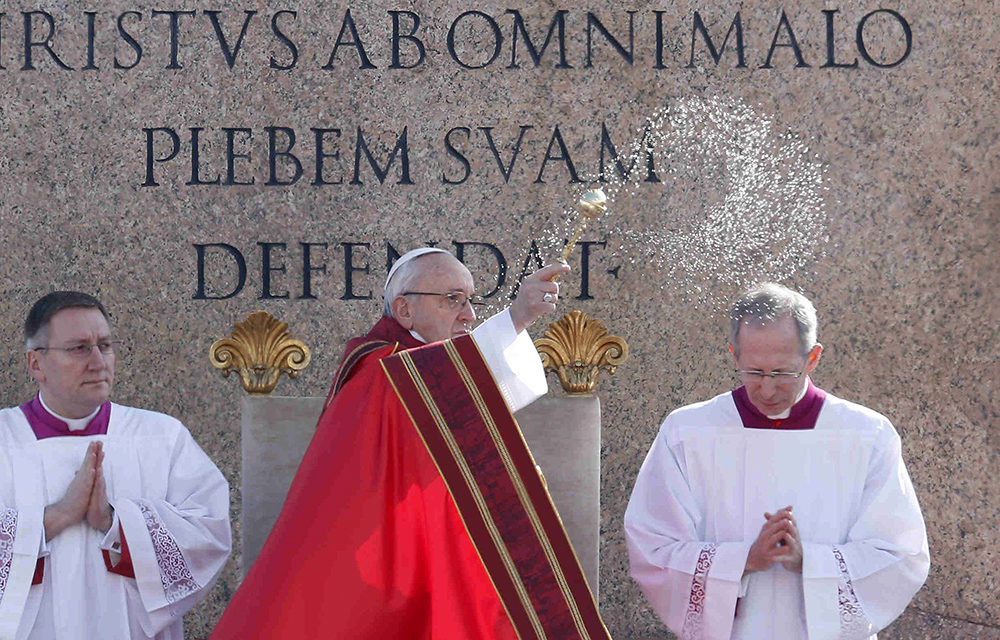 ‘Cry out,’ pope tells young people at Palm Sunday Mass