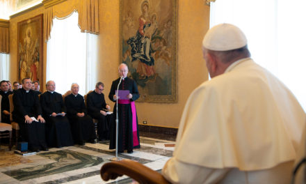 Overcome fear, form good friendships, pope encourages seminarians