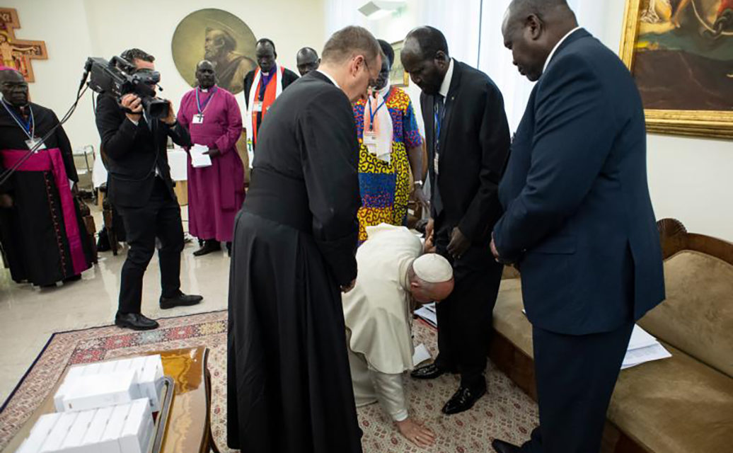 At retreat for South Sudan leaders, pope literally begs for peace