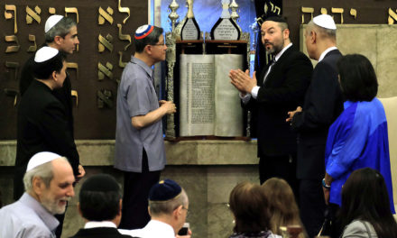 Cardinal Tagle visits synagogue to boost dialogue