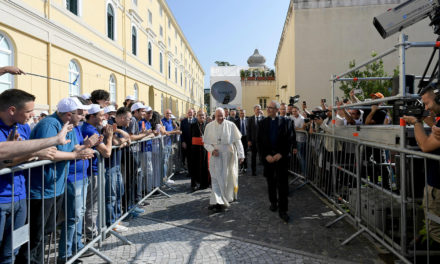 Pope: Theology begins with sincere dialogue, not ‘conquering spirit’
