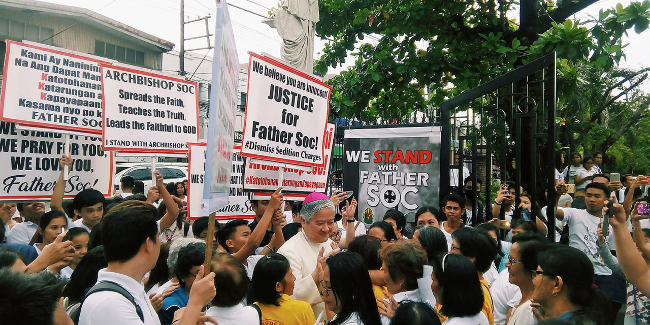 Thousands rally behind clergymen accused of sedition