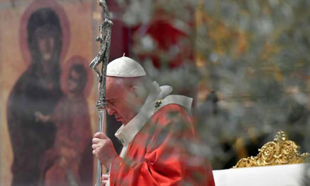 Pope Francis on Palm Sunday: Let us stand before the crucifix in our homes