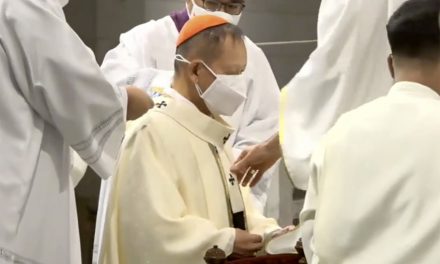 Manila archbishop receives pallium from Nuncio