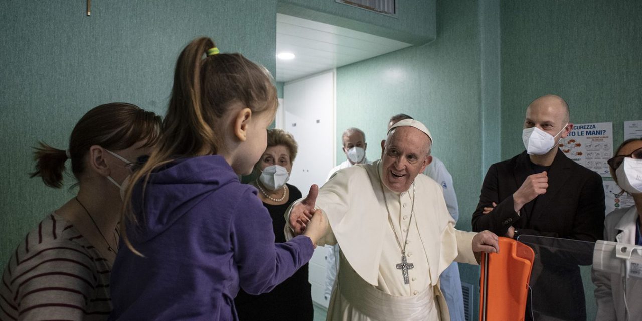 Pope Francis visits Ukrainian refugee children hospitalized in Rome