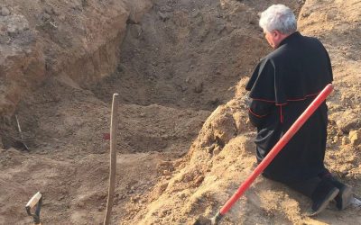 Good Friday 2022: Papal envoy prays at mass grave in Ukraine