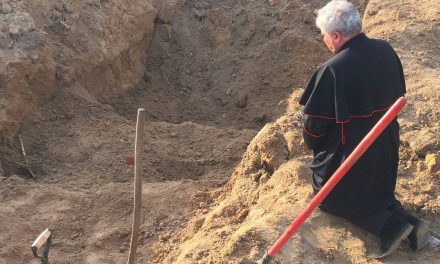 Good Friday 2022: Papal envoy prays at mass grave in Ukraine