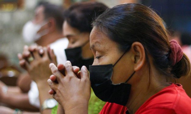 Manila archdiocese urges churchgoers to keep face masks on