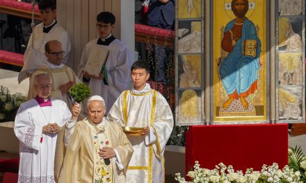 Pope at Easter: ‘May Christ, our Passover, bless us and give his peace to the whole world’