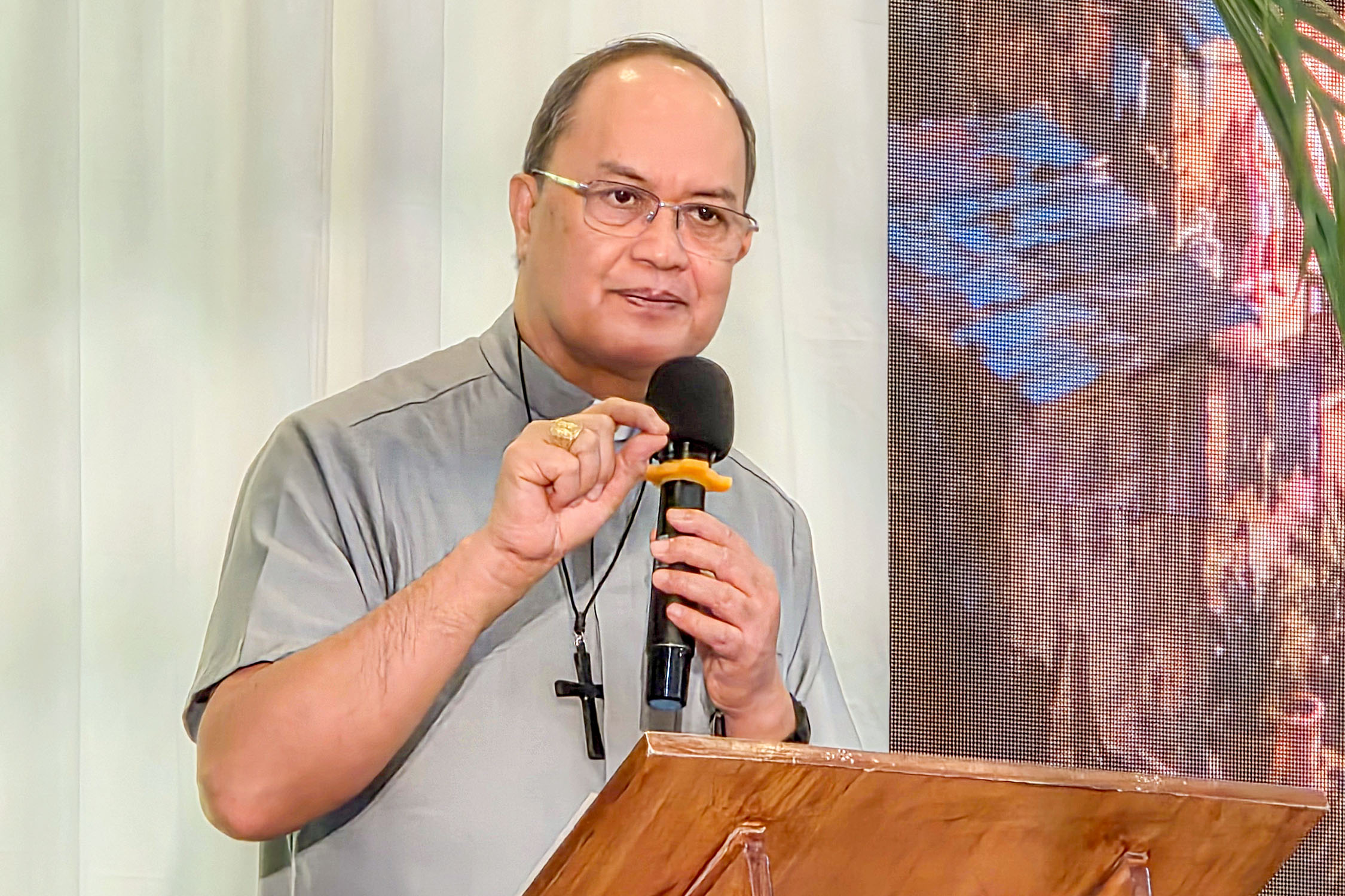 Cardinal warns charismatic groups against rise of ‘spiritual celebrities’